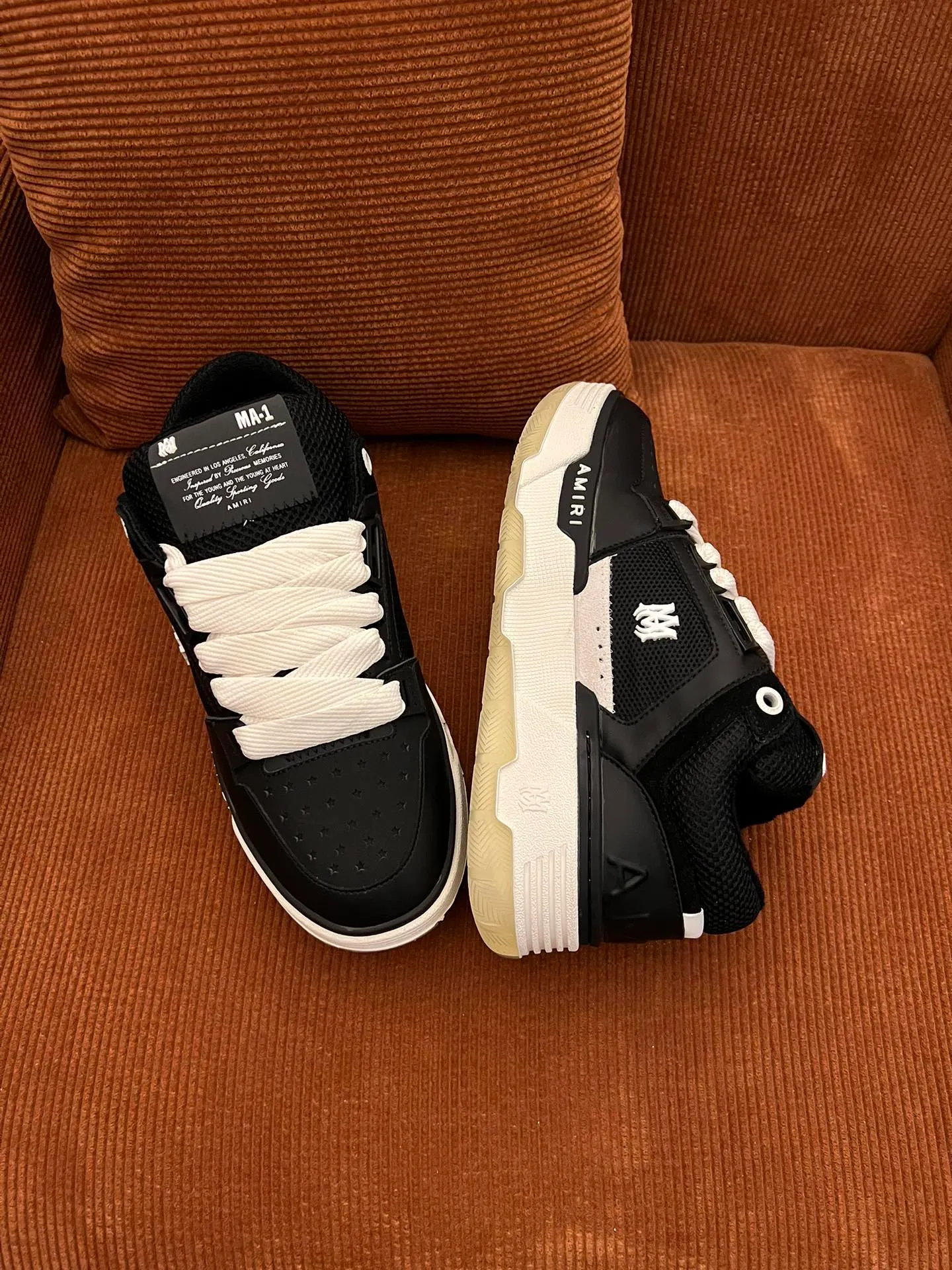 p620💰Men's shoes Amiri Emile's 2023 spring and summer new MA-1 bread shoes, couple models, casual sports shoes, sneakers Amiri gave up the rock punk style in the new season and used a large number of unsaturated colors, Morandi tones, whether you see or wear them, it will make people very happy. The large tongue of the bread shoes continues, shortens the length of the shoe body, thickens the midsole, and the toe part is more rounded. Amiri's brand letters and MA logo appear on the side of the shoe. Fabric: Original customized imported first-layer cowhide + mesh. Lining: Original customized breathable towel lining. Outsole. Foam combination material. Bottom thickness: 4CM. Size: Men's 39-45